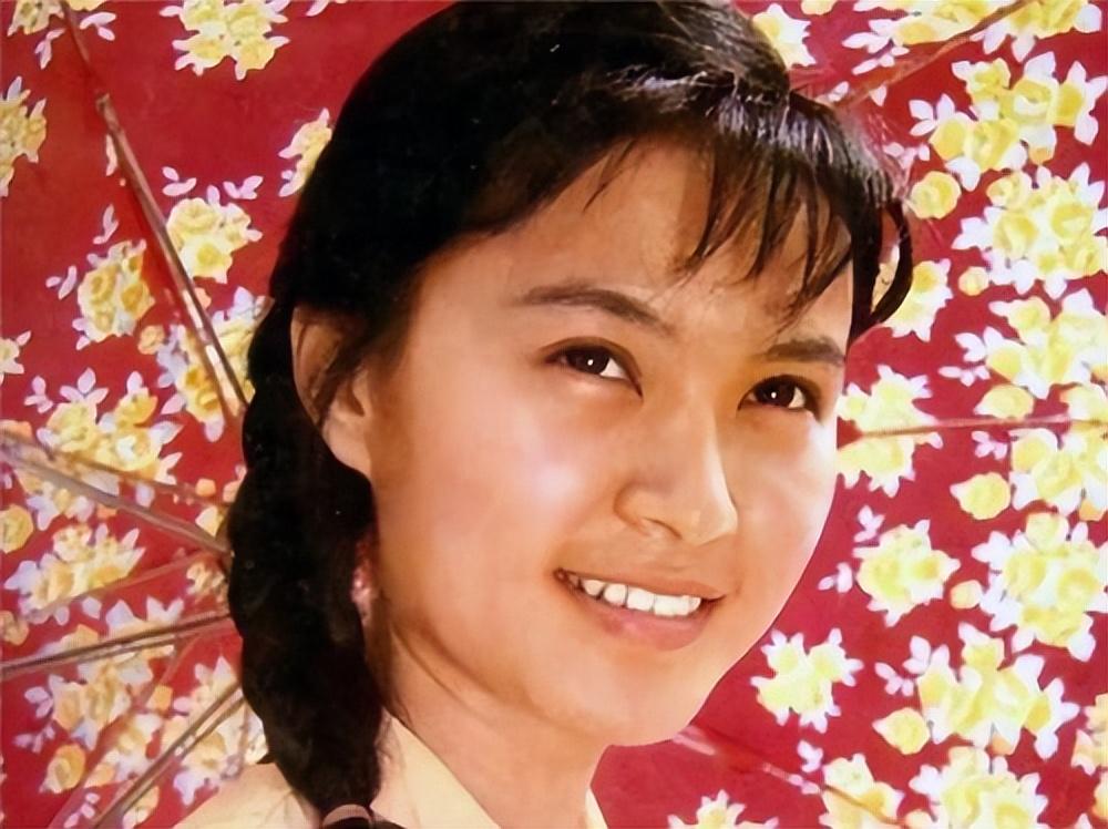 回顾方舒捧红屠洪刚后被抛弃独自抚养两个女儿女儿成其骄傲