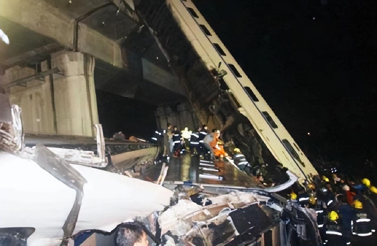 回顾温州动车事故中失去父母幸存下来的小伊伊后来怎么样了