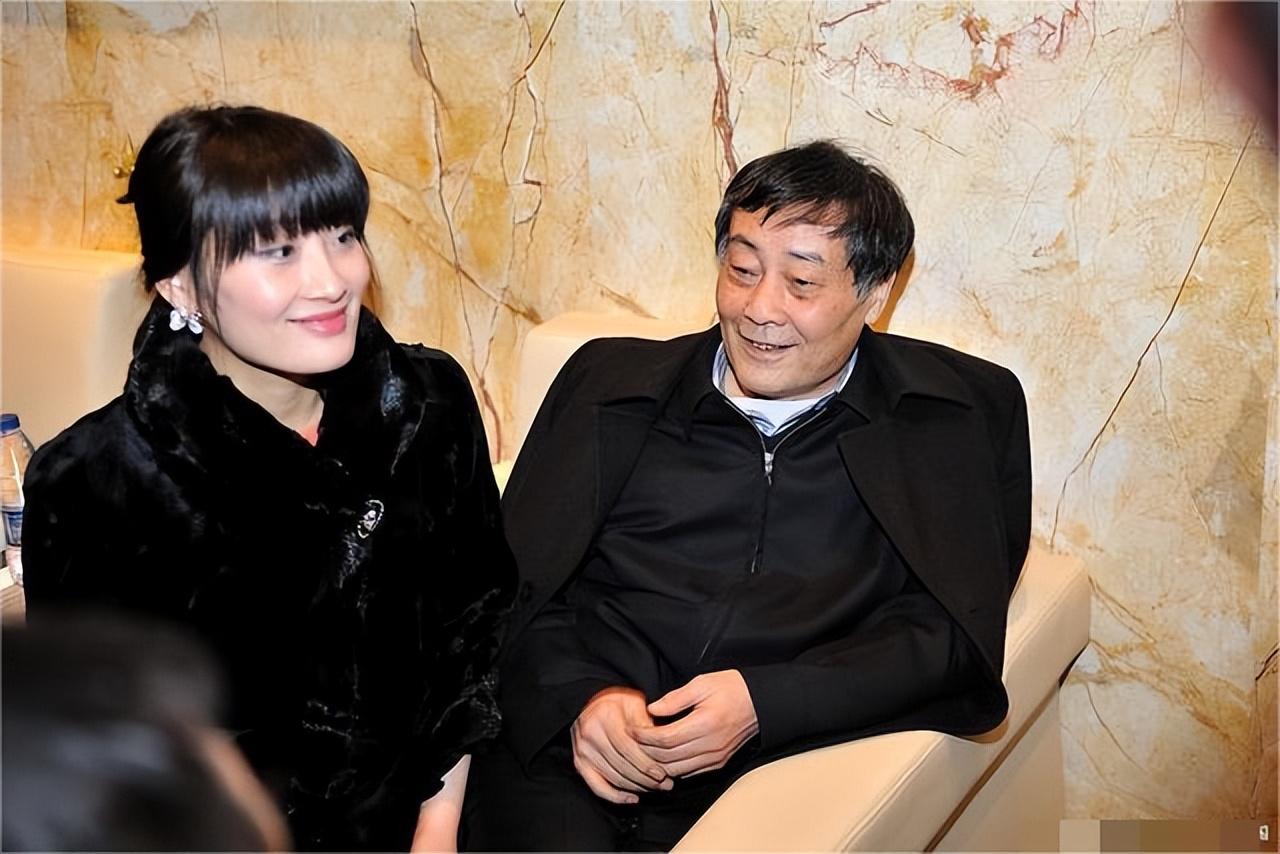 回顾:宗馥莉参加会议穿衣简约大方,走路像爸爸,但却瘦了不少