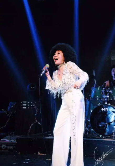 回顾张蔷29岁被前夫抛弃带儿子嫁给歌迷后被当成女儿宠爱