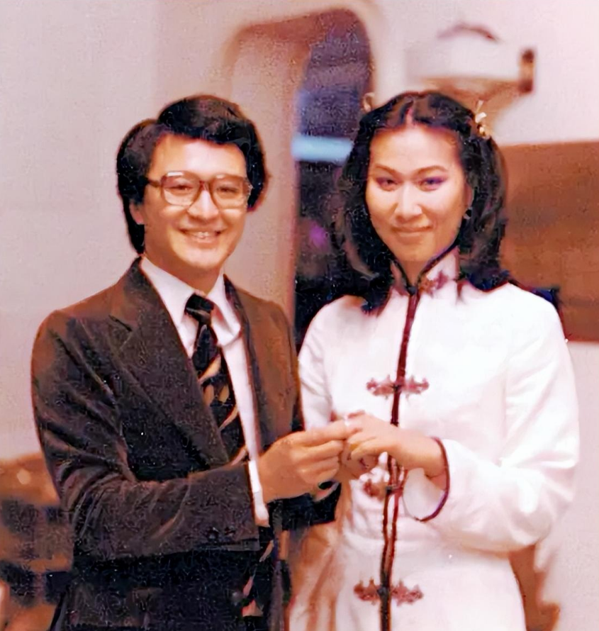 谢嘉亮家境不凡,他曾祖父开创了"谢利源金铺",到他