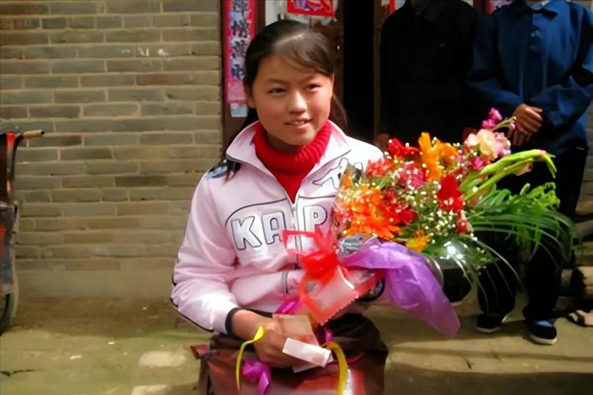 纪实河南女孩王娟6岁失去双腿单手爬行12年考入名校如今怎样