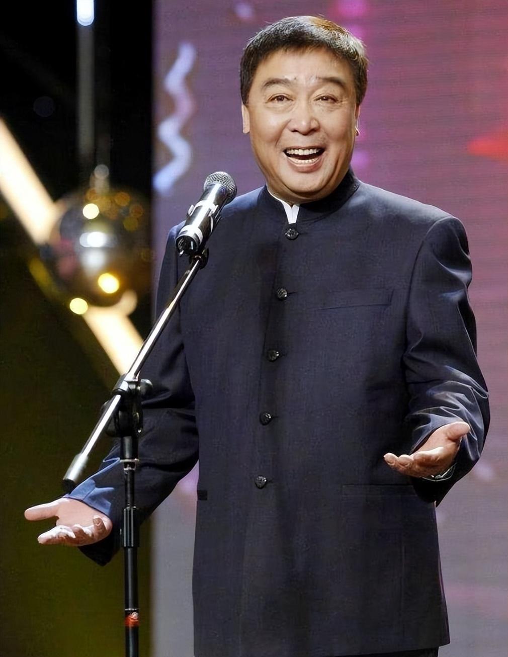 1953年,师胜杰出生在天津的一个相声世家里.