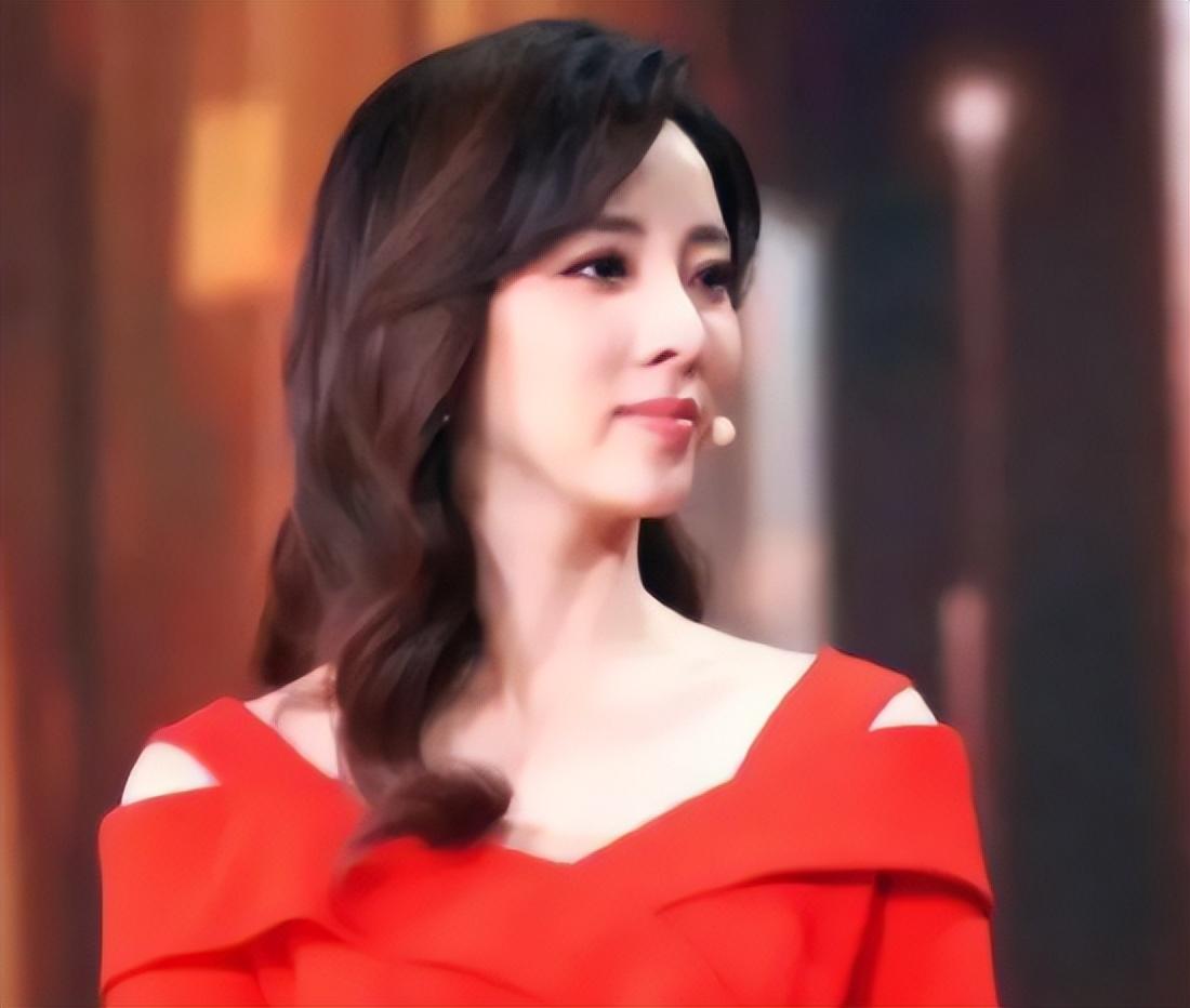 回顾李思思9次登上春晚嫁给初恋连生2子真正的人生赢家