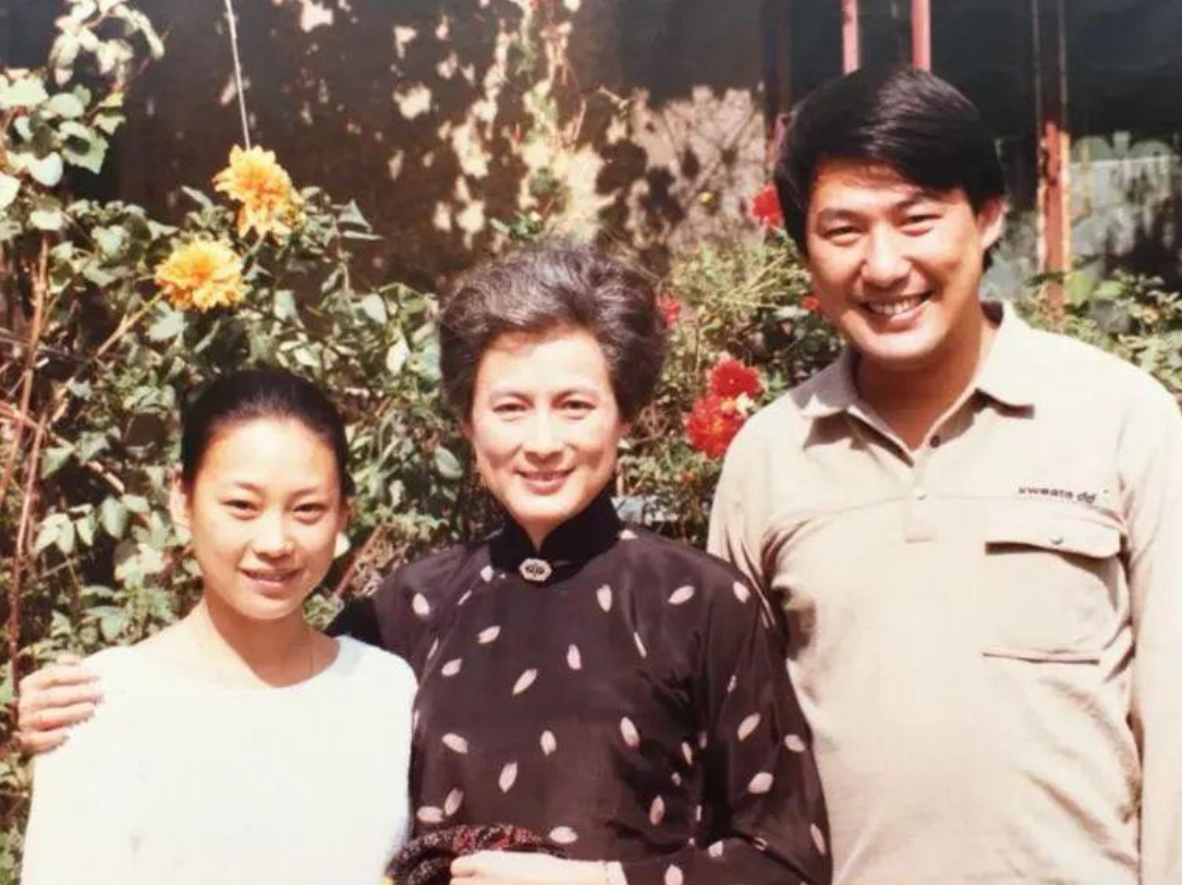 回顾著名演员向梅和丈夫牵手64年71岁患脑梗如今怎样了