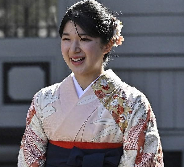 爱子公主大学毕业啦!穿和服头上戴花出席典礼,圆嘟嘟脸蛋可爱