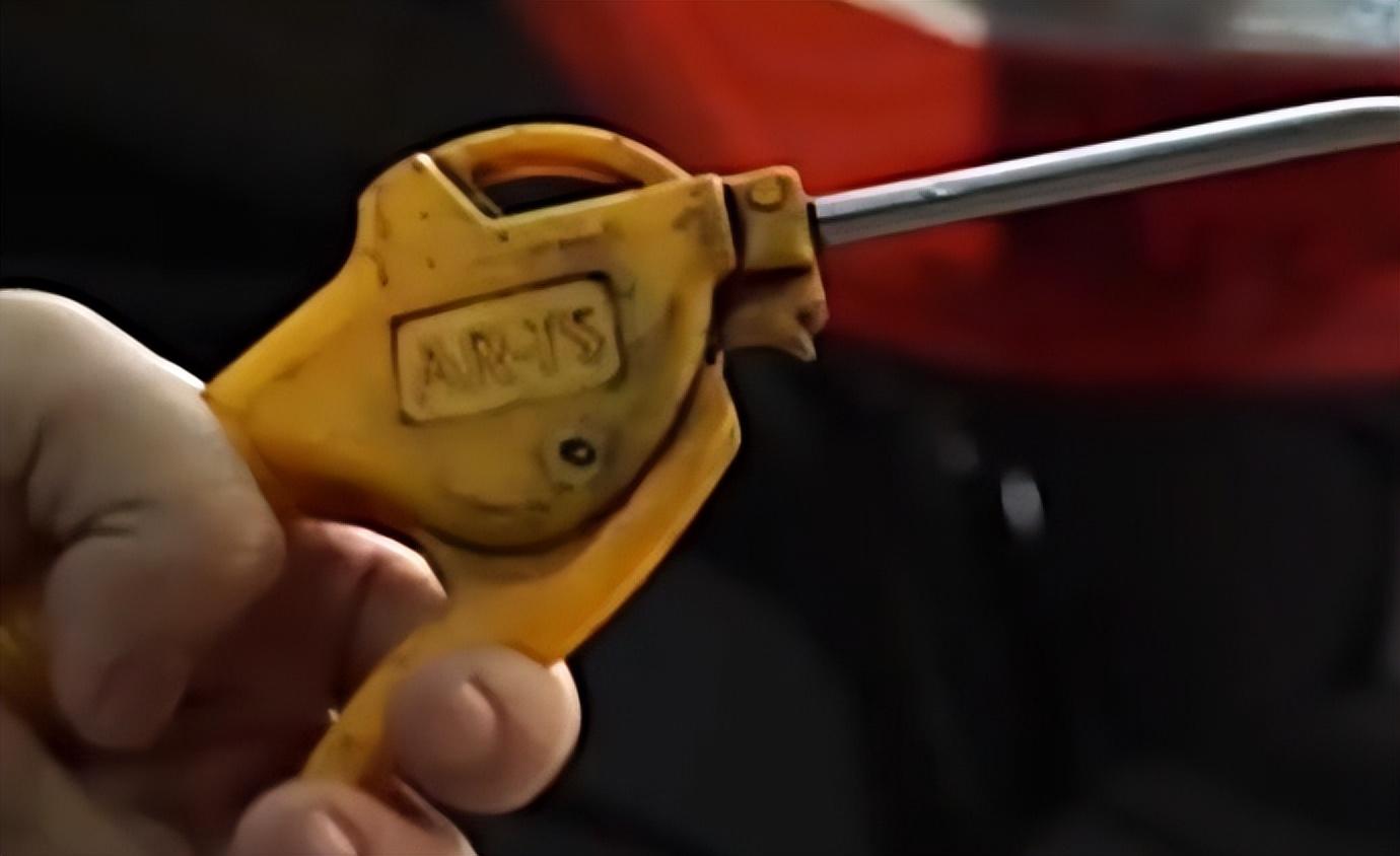 再一看那枚比钉子还直的钢针,更是分辨不出