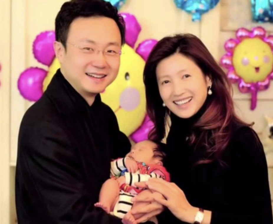 2016年,春妮邀请同班同学刚强,李梓萌,月亮姐姐到她的节目中聚会.