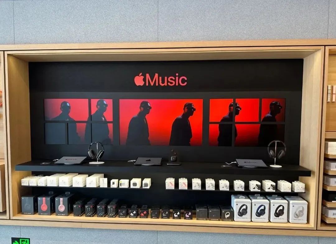 两层的空间,可以看到到各类产品,比如,iphone 系列,apple watch系列等