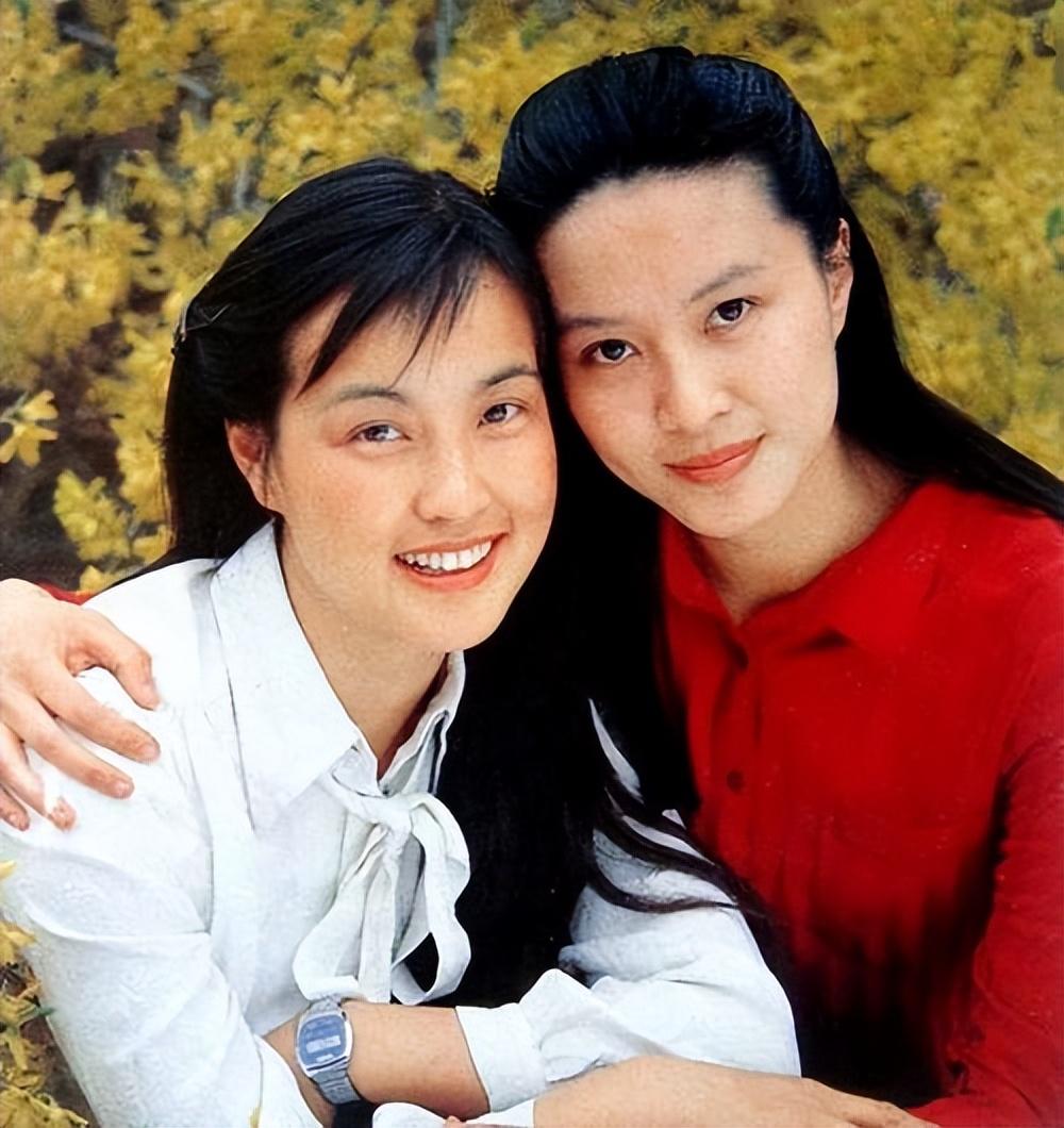 回顾方舒捧红屠洪刚后被抛弃独自抚养两个女儿女儿成其骄傲