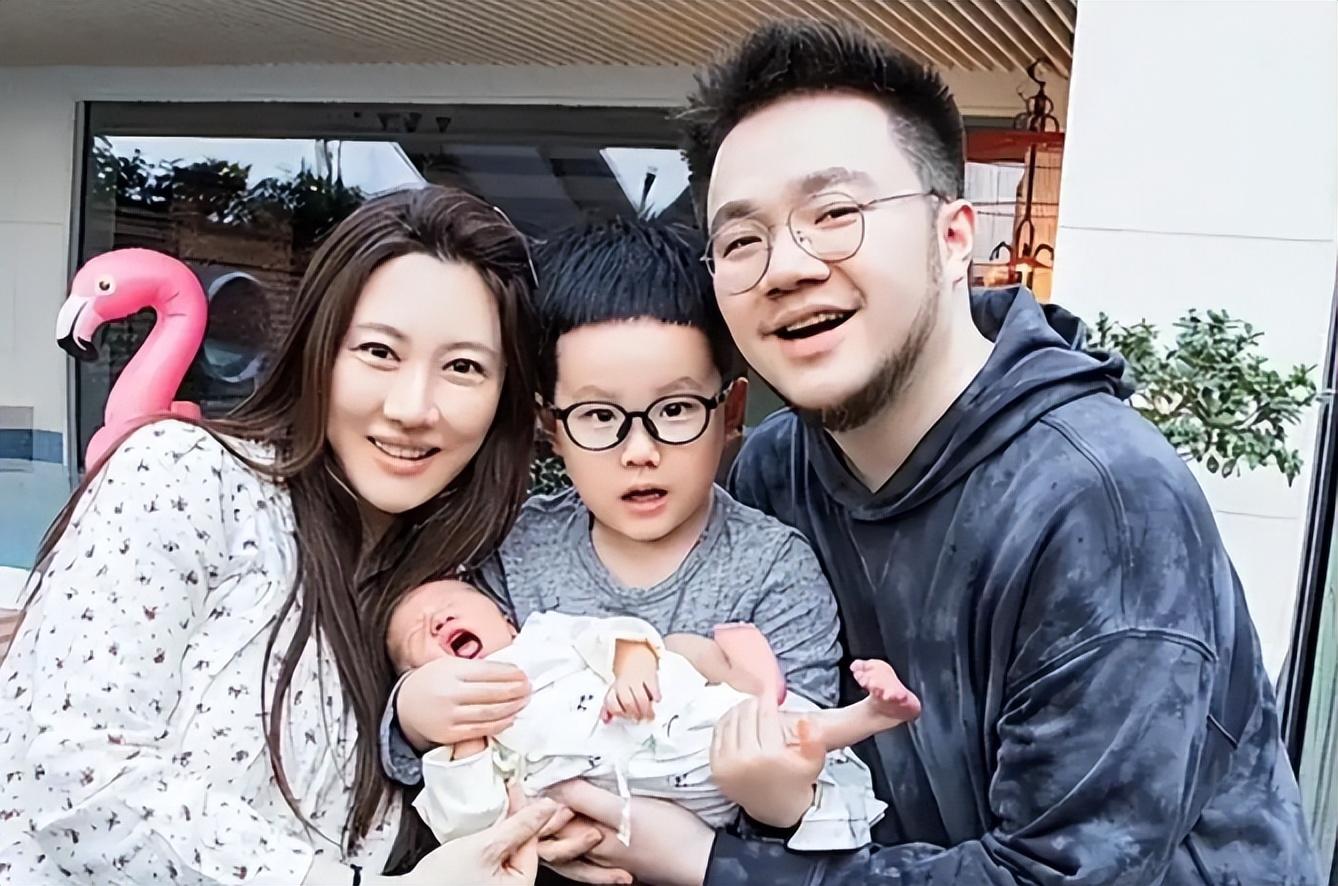 回顾宋丹丹儿媳王博谷嫁给小7岁的巴图38岁生二胎被婆婆宠成宝