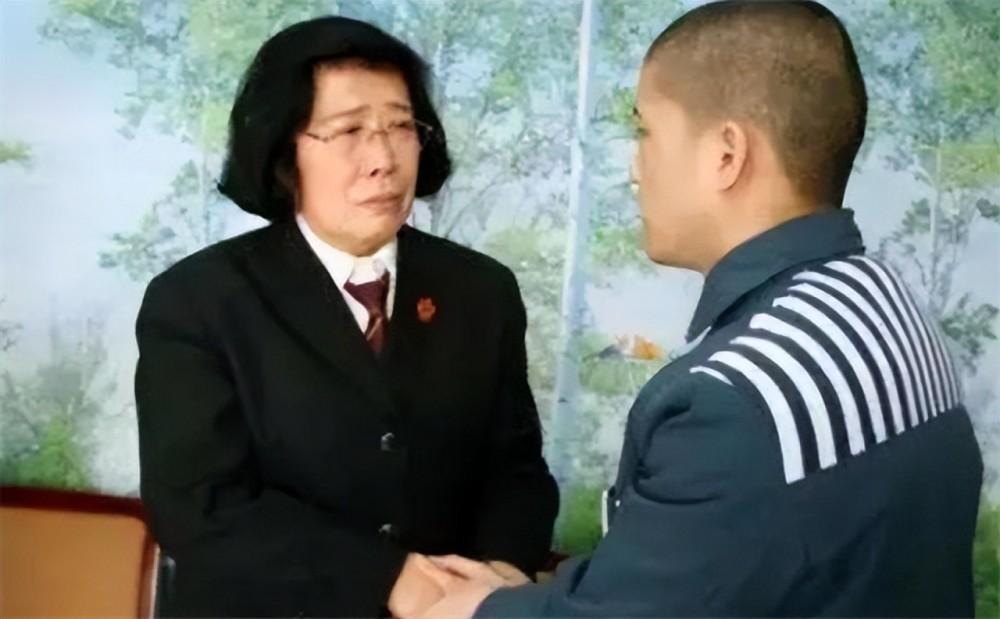 4天后,他出现在江西省上栗中学的校长办公室,紧张地攥着衣角,毕恭毕敬