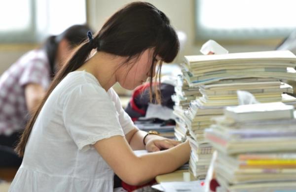 同学抑郁离开,教师真情告白教育意义,呼吁青少年珍惜自己的人生