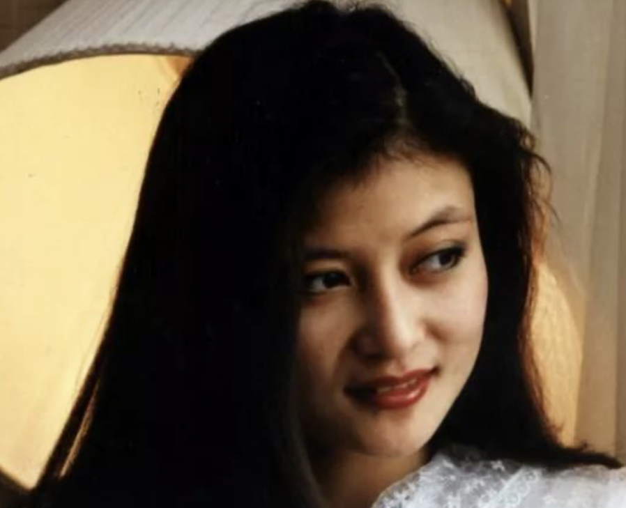 回顾歌手朱晓琳走红背后有艰辛15岁走红21岁隐退53岁仍未婚