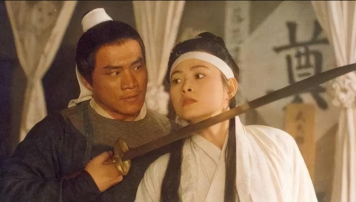 武松作为都头,自然是受不了这种骚扰,所以从武大郎的家里搬了出来