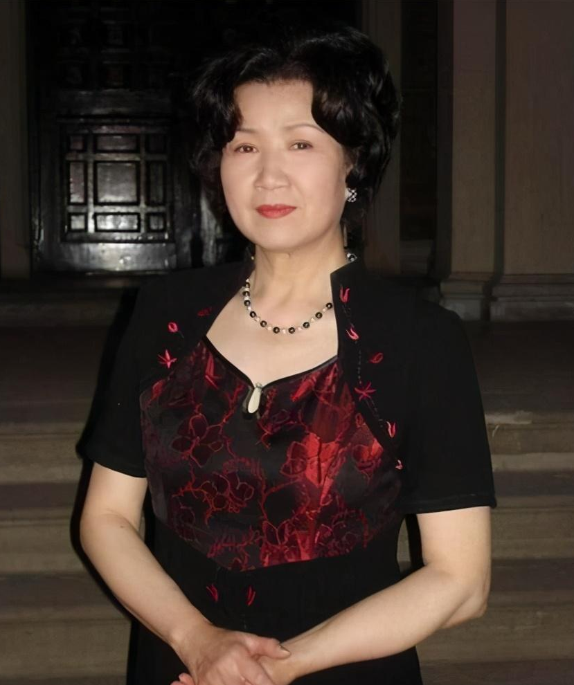 回顾著名演员曹翠芬人到中年才红与演员丈夫恩爱57年却有遗憾