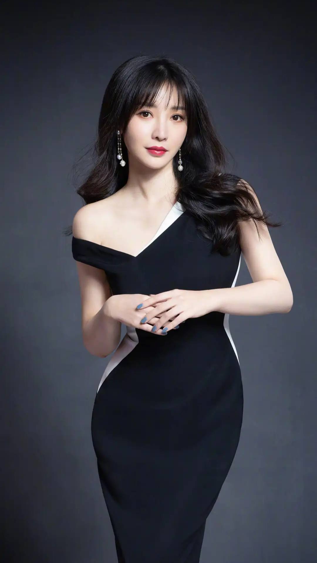 柳岩穿搭写真大赏,好身材尽显无遗,白皙肌肤更添迷人魅力!