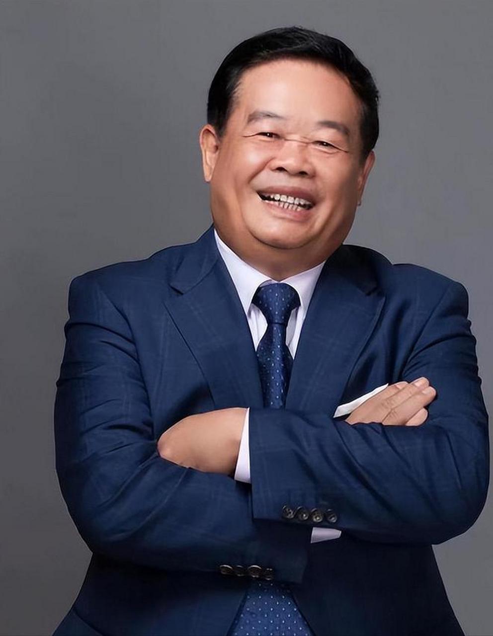 "在一场国际龙舟赛上,曹德旺愤怒把奖杯扔进河里.