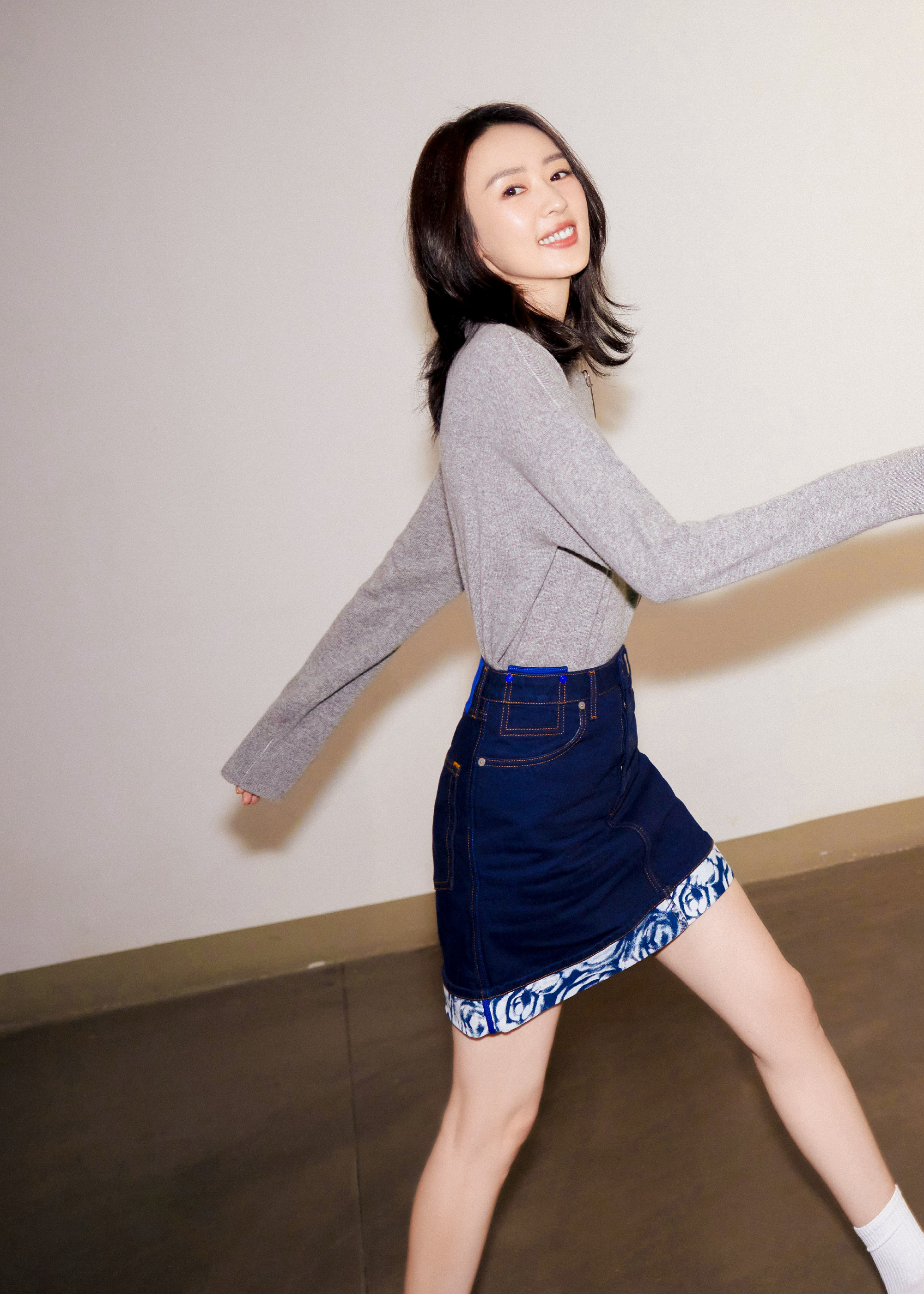 童瑶晒美图,她这两套穿搭都很好看.