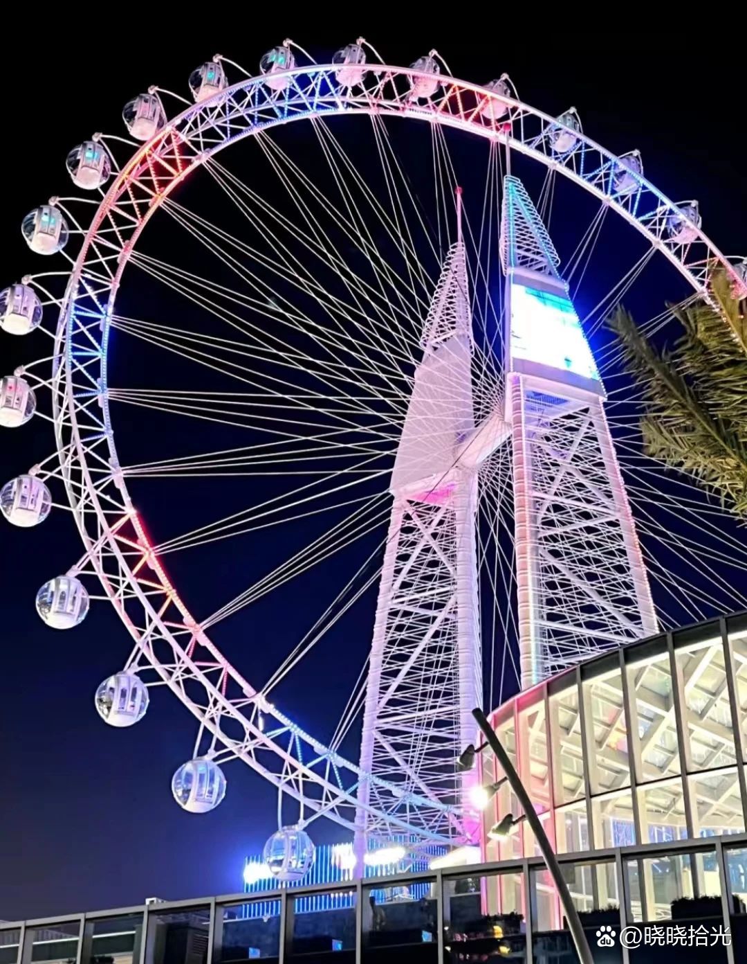 红谷滩区红角洲赣江边上的市民公园,高达160米,是国内最高的摩天轮