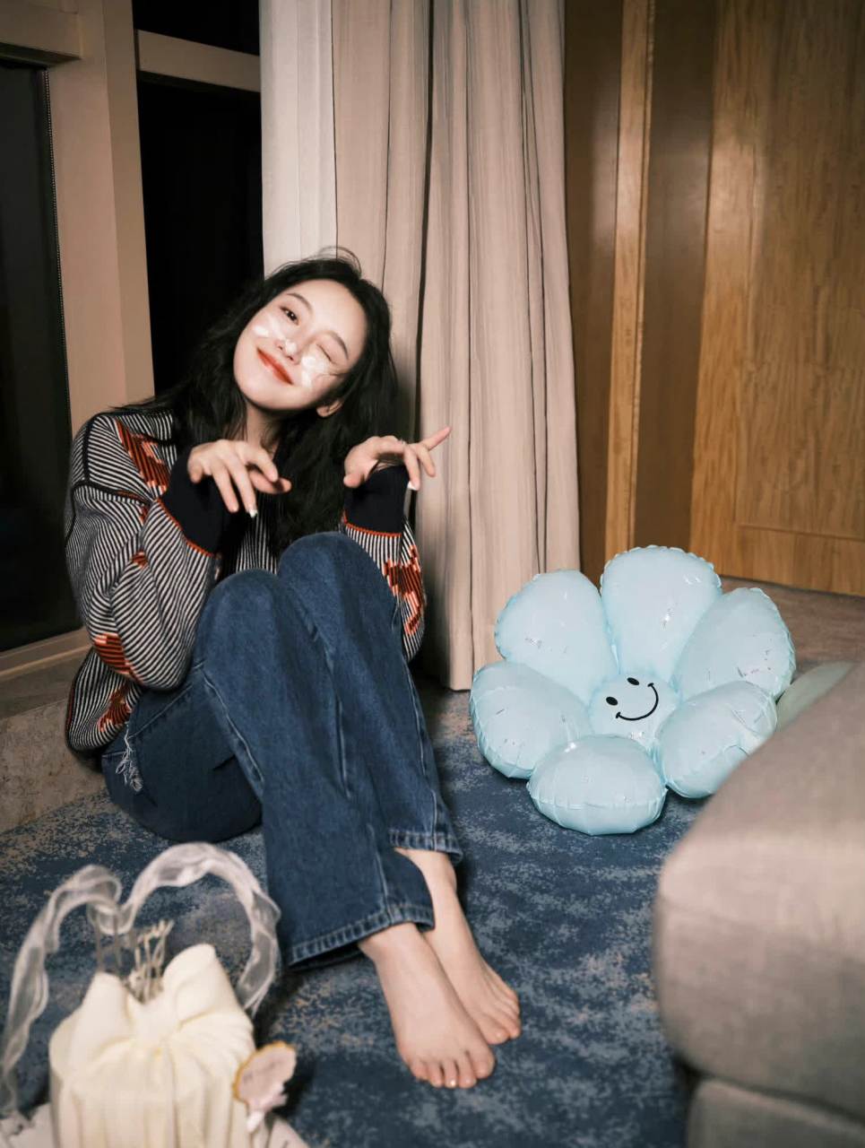 姜贞羽,她很漂亮,但是她的脚实在是太糟糕了,她的脚趾太短了!