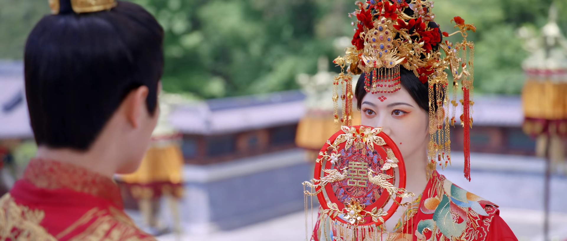 比较而言,大家对古装剧中的大婚场面期待值肯定是高于现代婚礼的,而