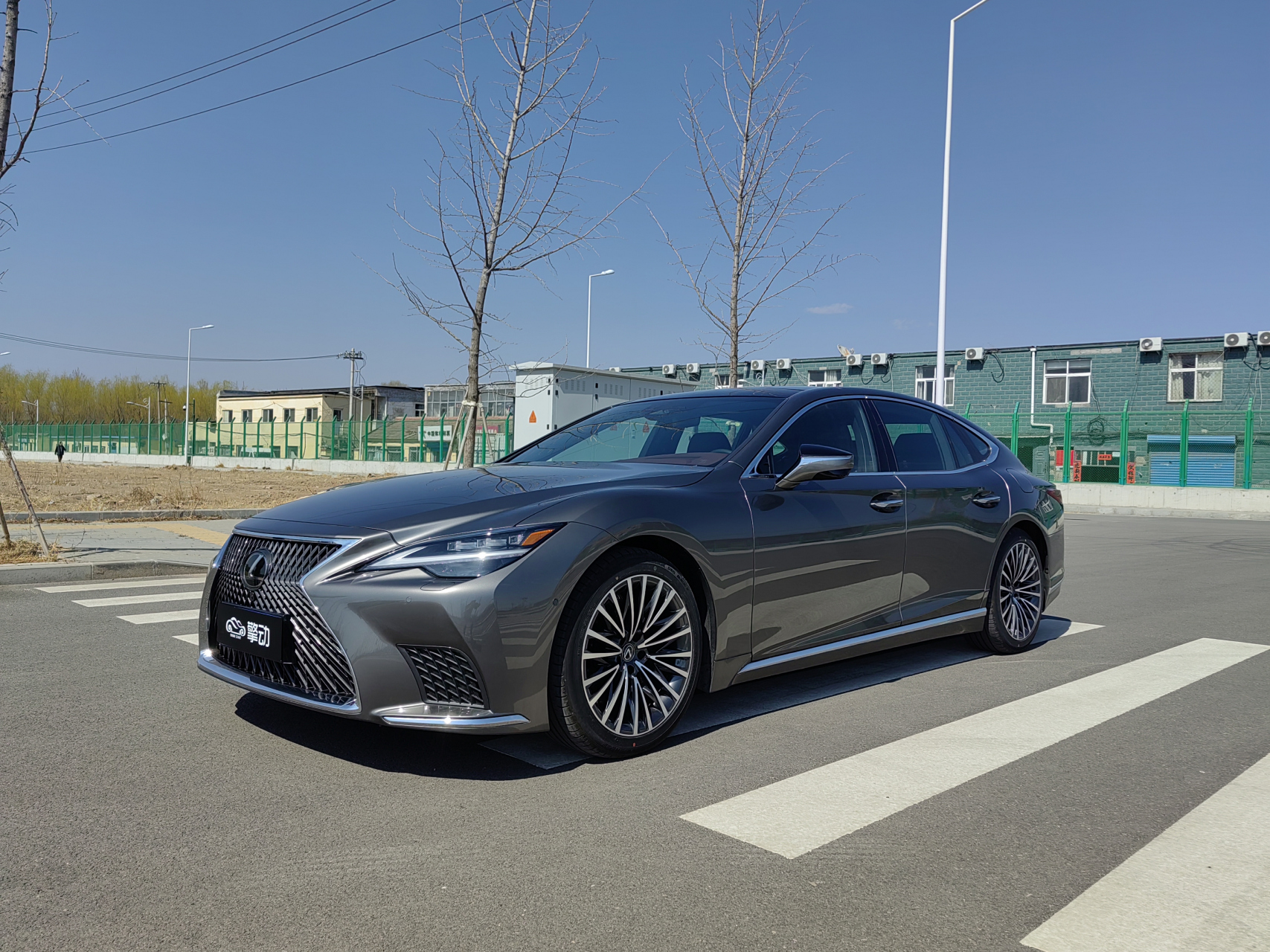 就是这台雷克萨斯ls 500h,外观我就不多说了,长5.2米,宽1.9米,高1.