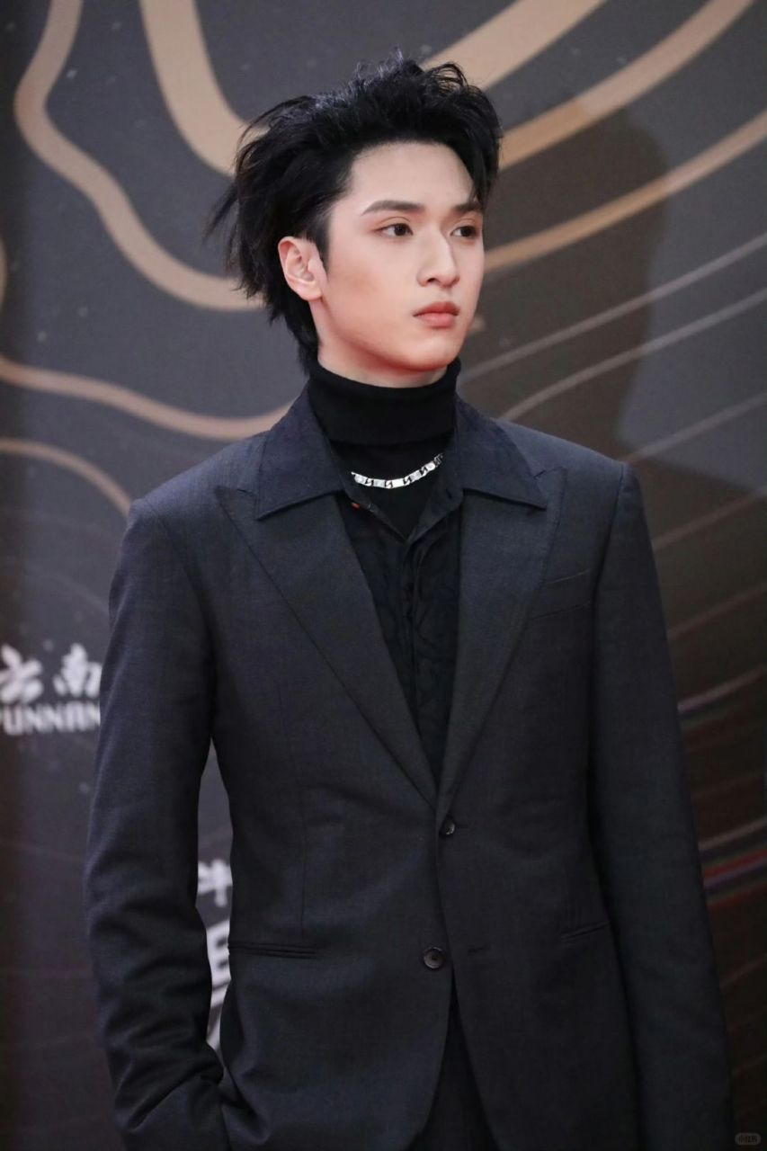 严浩翔无泪沟法令纹  每次看到我家浩翔,我都忍不住感叹,这孩子咋就