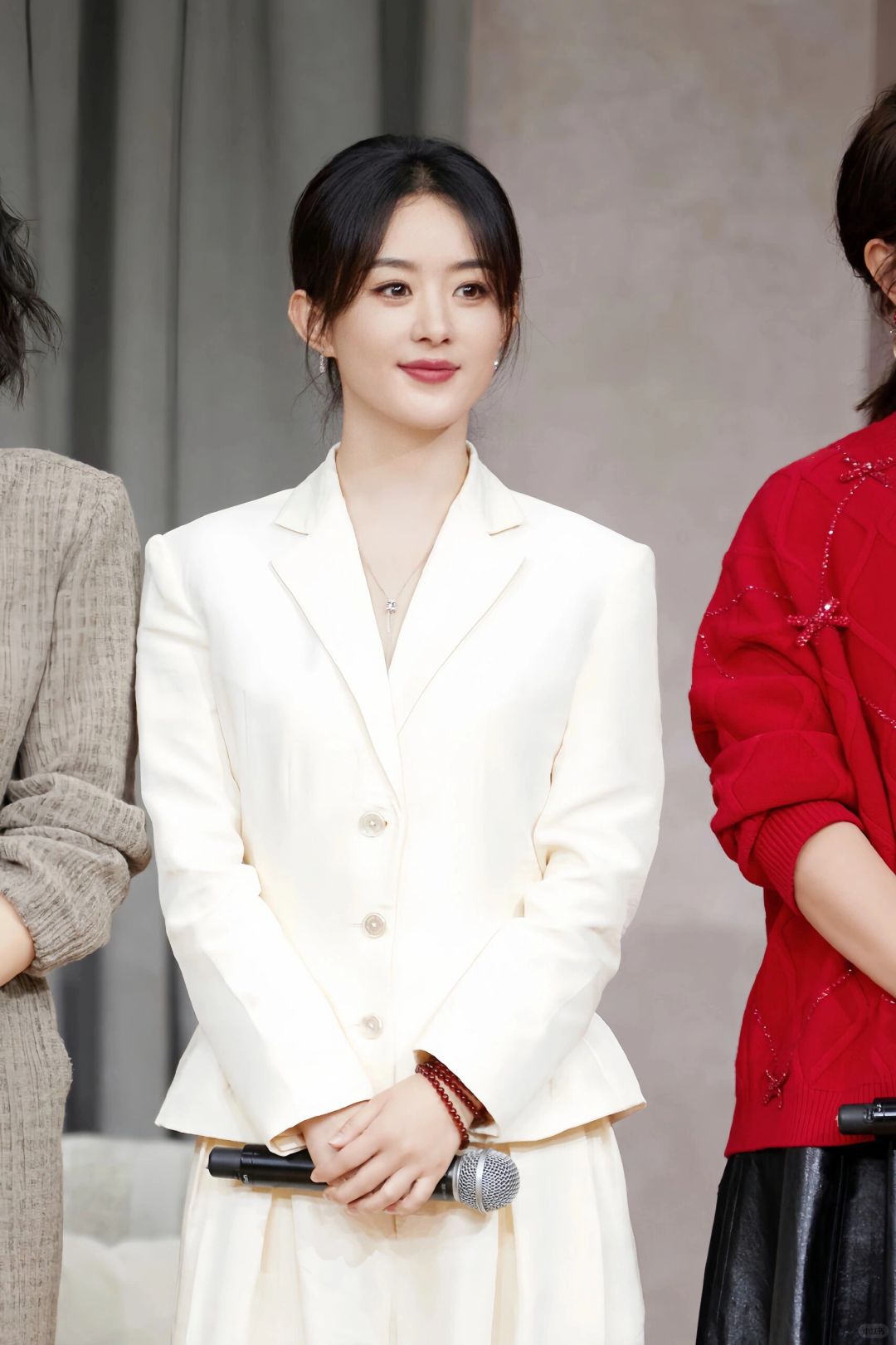 赵丽颖一直以来都以其独特的穿搭风格吸引着