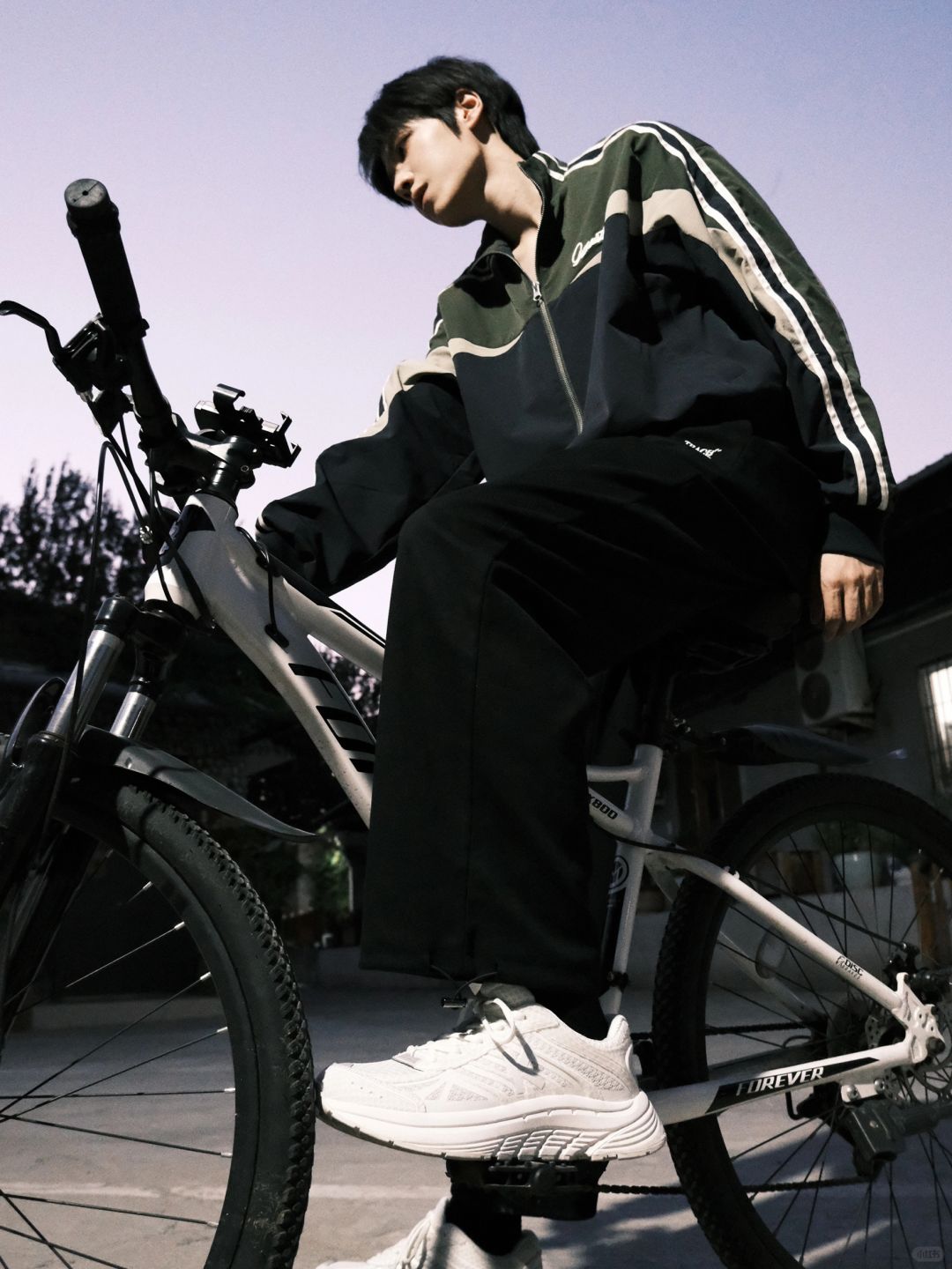 我也想穿上任胤蓬同款,感受一下他的舞台魅力!