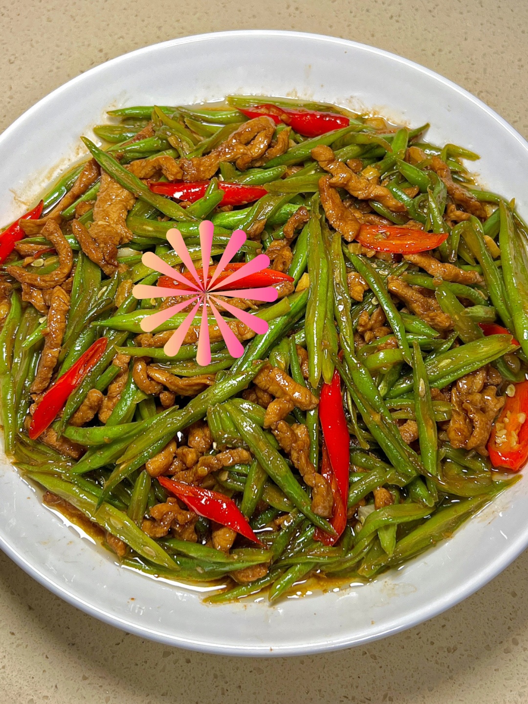 选用新鲜的豆角,洗净切成细丝,备用