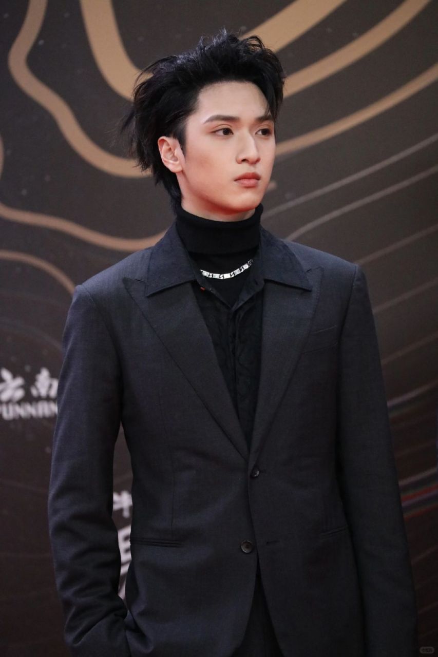 严浩翔无泪沟法令纹  每次看到我家浩翔,我都忍不住感叹,这孩子咋就