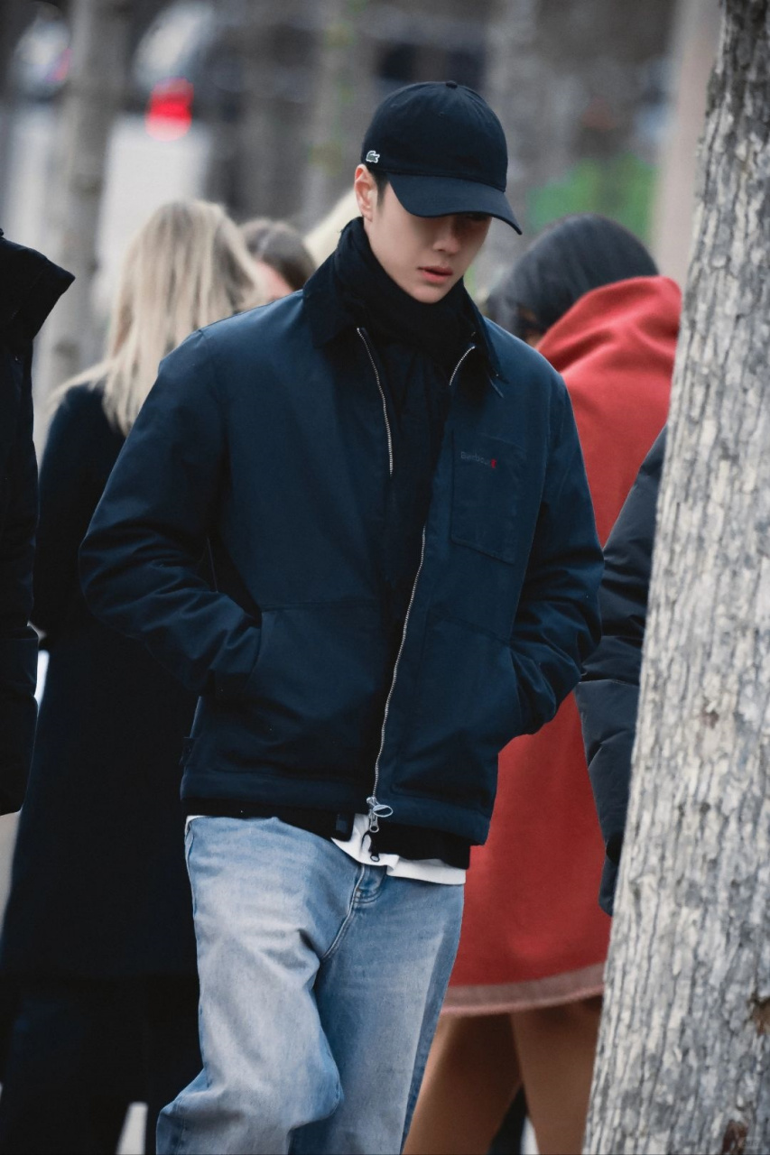 王一博巴黎时装周亮相,宽肩小头比例惊艳全场  当我看到王一博在巴黎