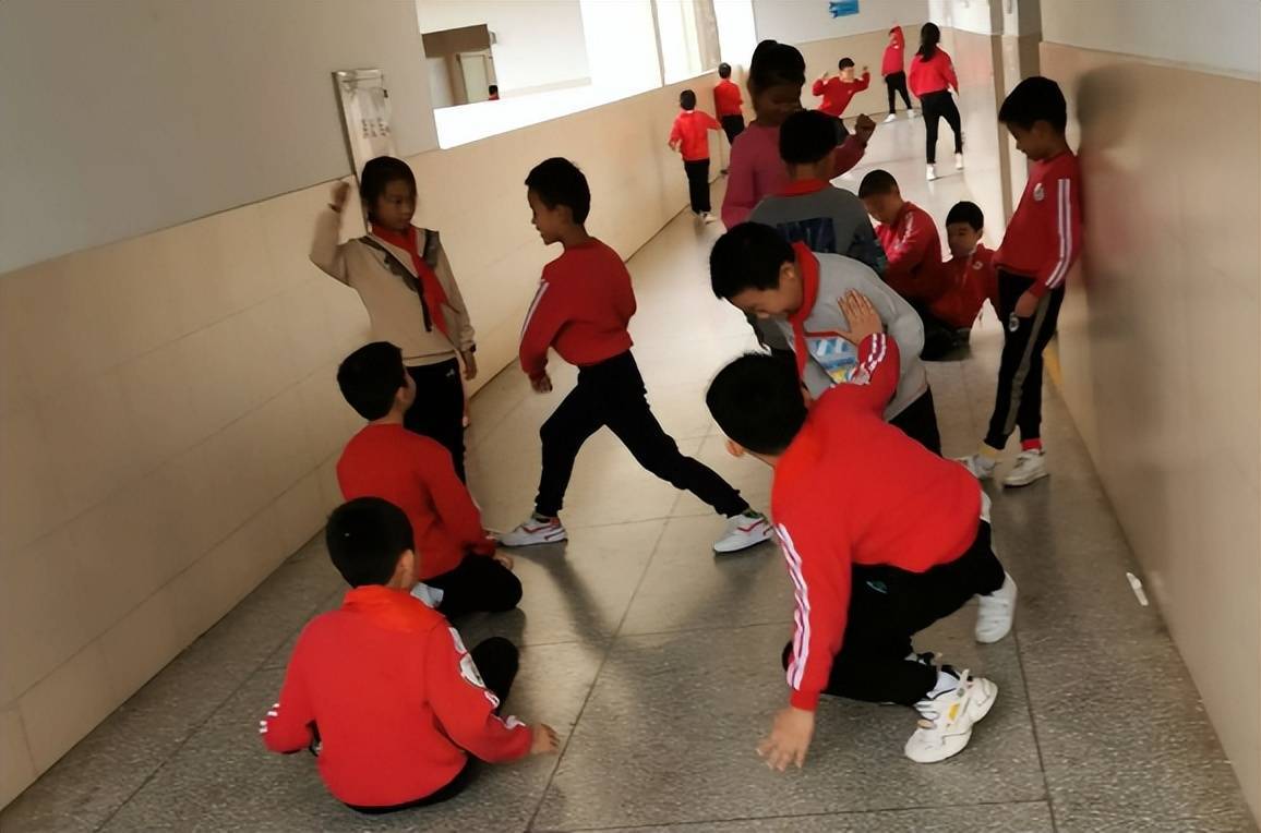 我们该怎么办,有的同事说,被打当天就去学校堵打人的孩子和他家小学生