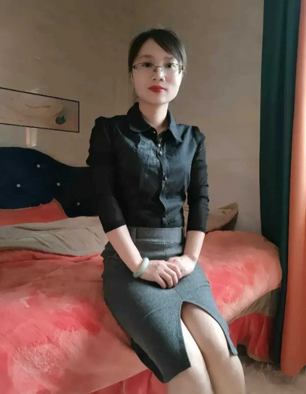这是我们公司的一位大姐,听说已经43岁了,可她却是一个绝对的"单身