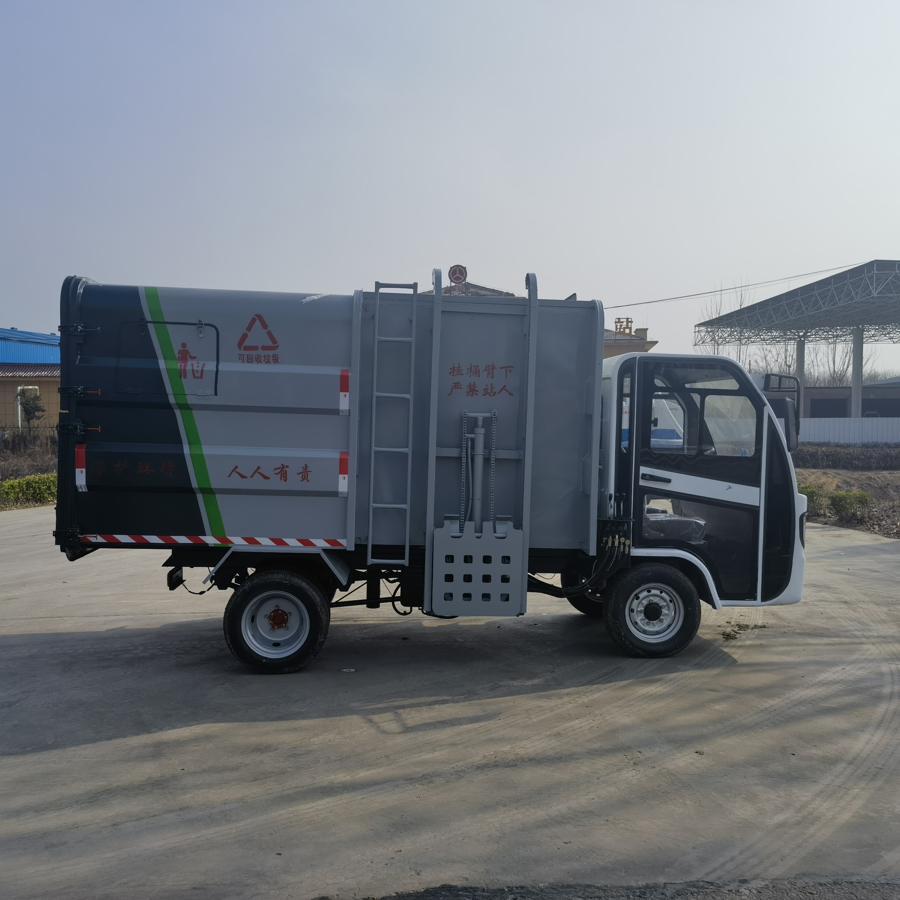 电动四轮自卸式挂桶垃圾车