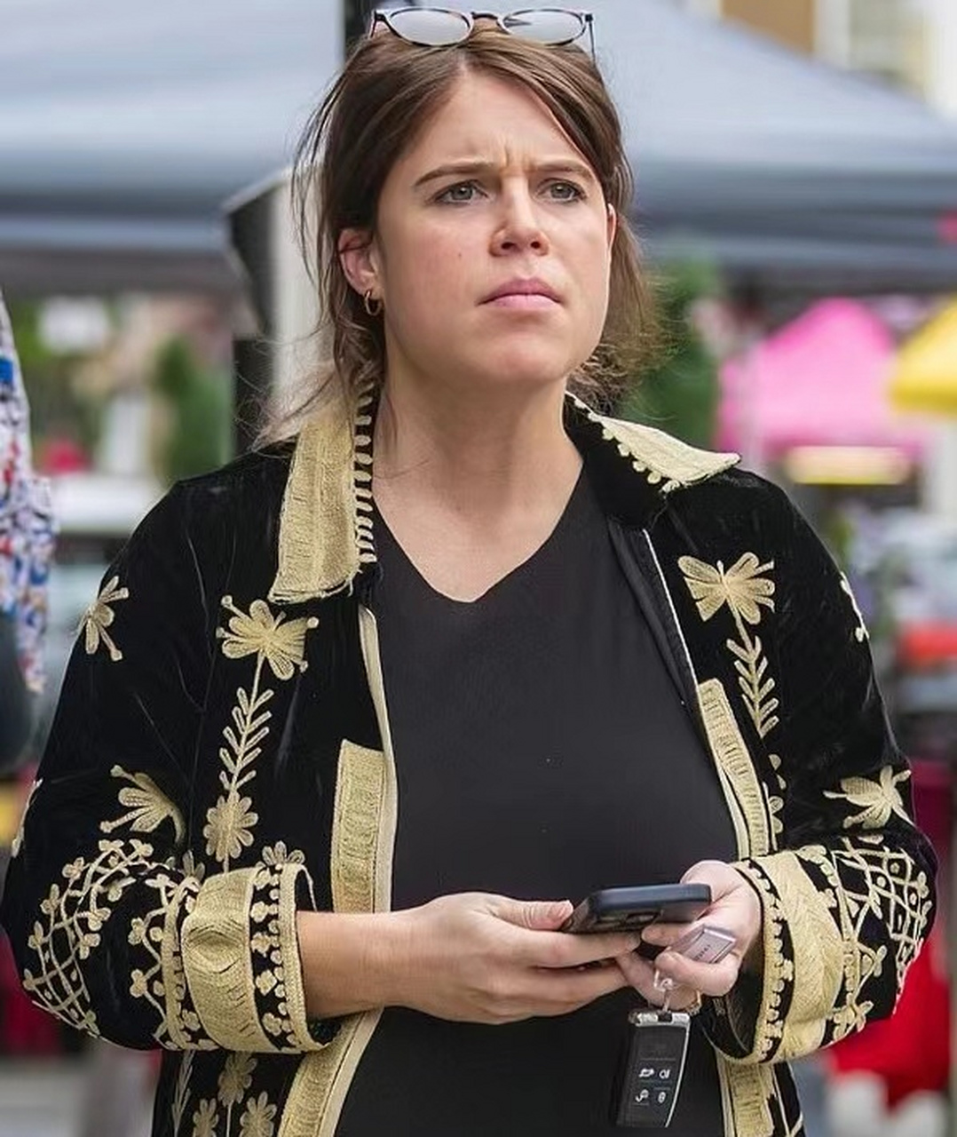 尤金妮公主看凯特王妃的眼神亮了,不知道凯特有没有感觉到一丝凉意,这