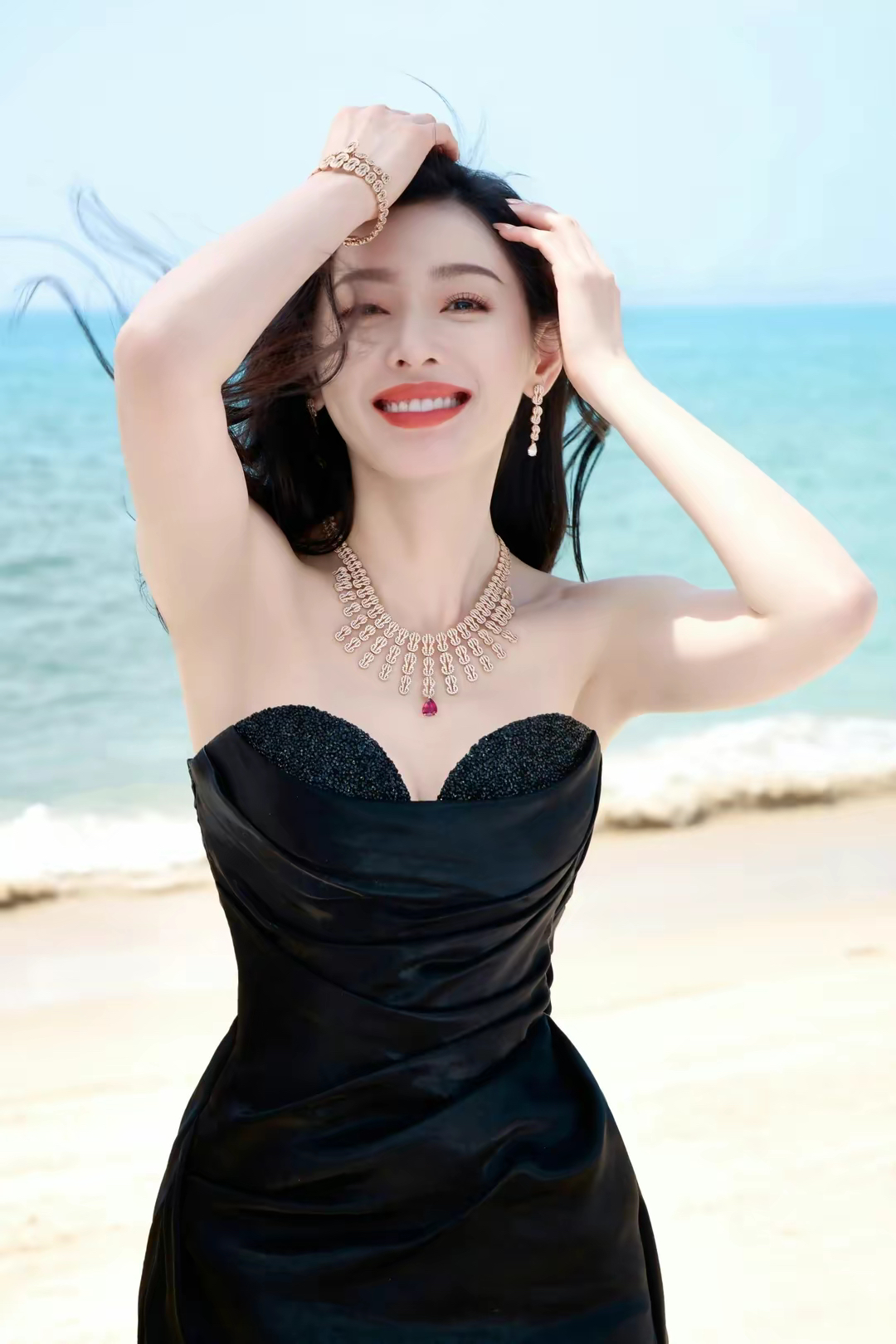 她的妆容精致,特别是那双明眸和诱人的红唇,仿佛在诉说着夏日的故事.