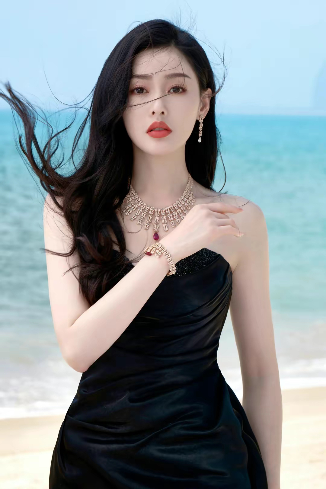 她的妆容精致,特别是那双明眸和诱人的红唇,仿佛在诉说着夏日的故事.