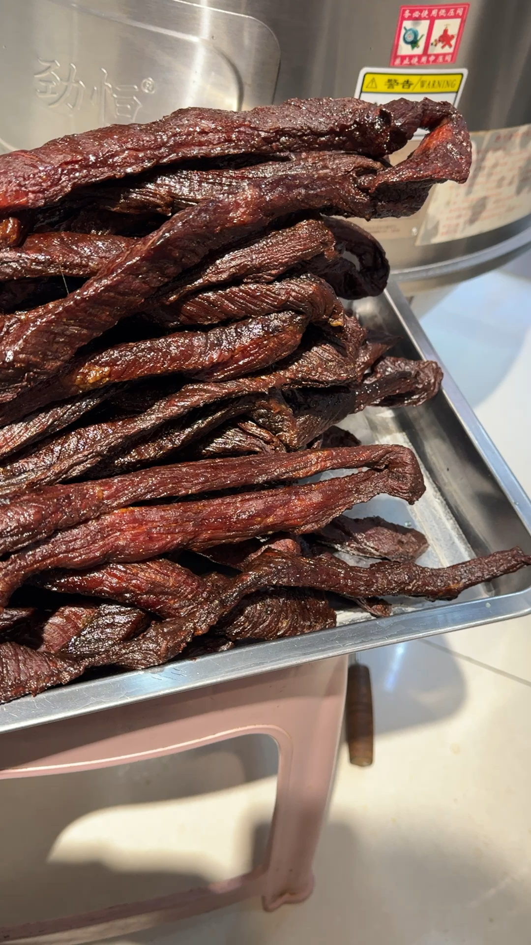 内蒙古纯手工炭烤牛肉干,这是刚出炉的,好吃的很.