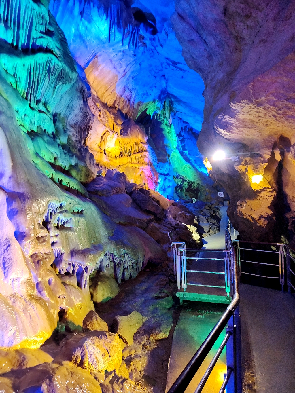 辽宁本溪国家地质公园望天洞景区位于辽宁省桓仁满族自治县.