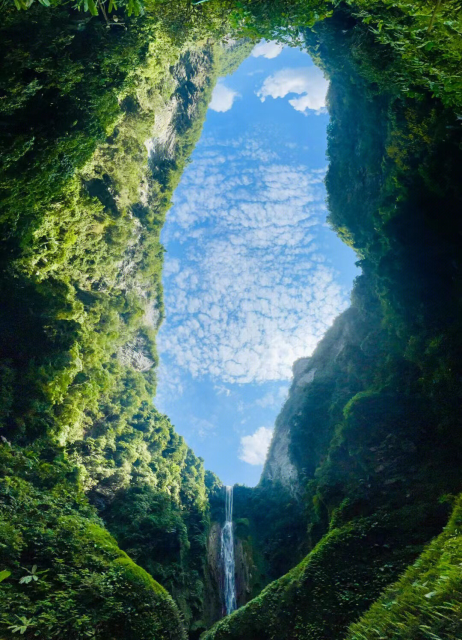 通灵大峡谷国家aaaa级别风景区位于广西百色市靖西市境内,地处北回归