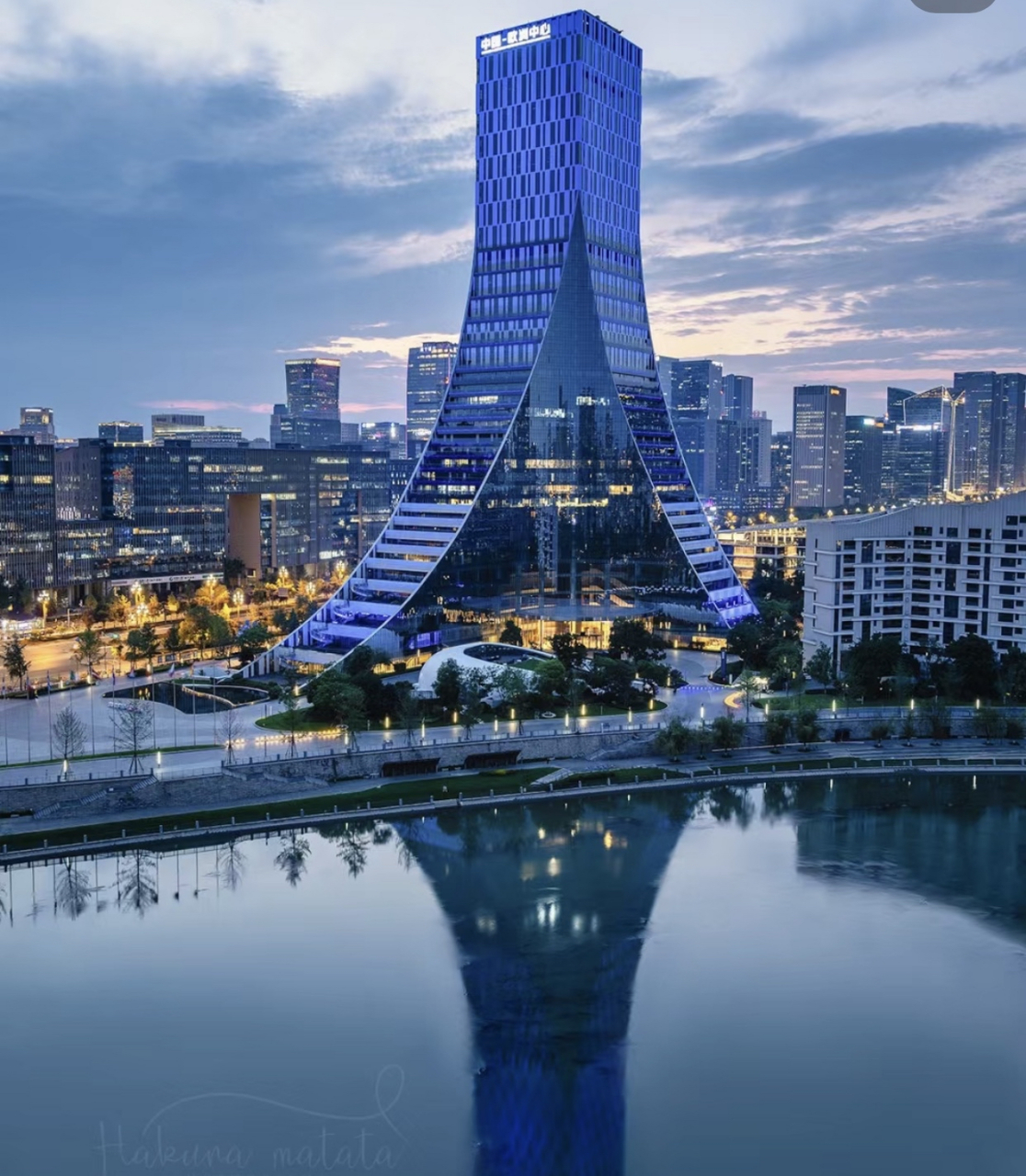 无论抬头仰望或是登高远眺,你肯定都看见过成都的这几处地标建筑