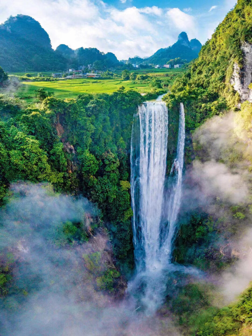 通灵大峡谷国家aaaa级别风景区位于广西百色市靖西市境内,地处北回归