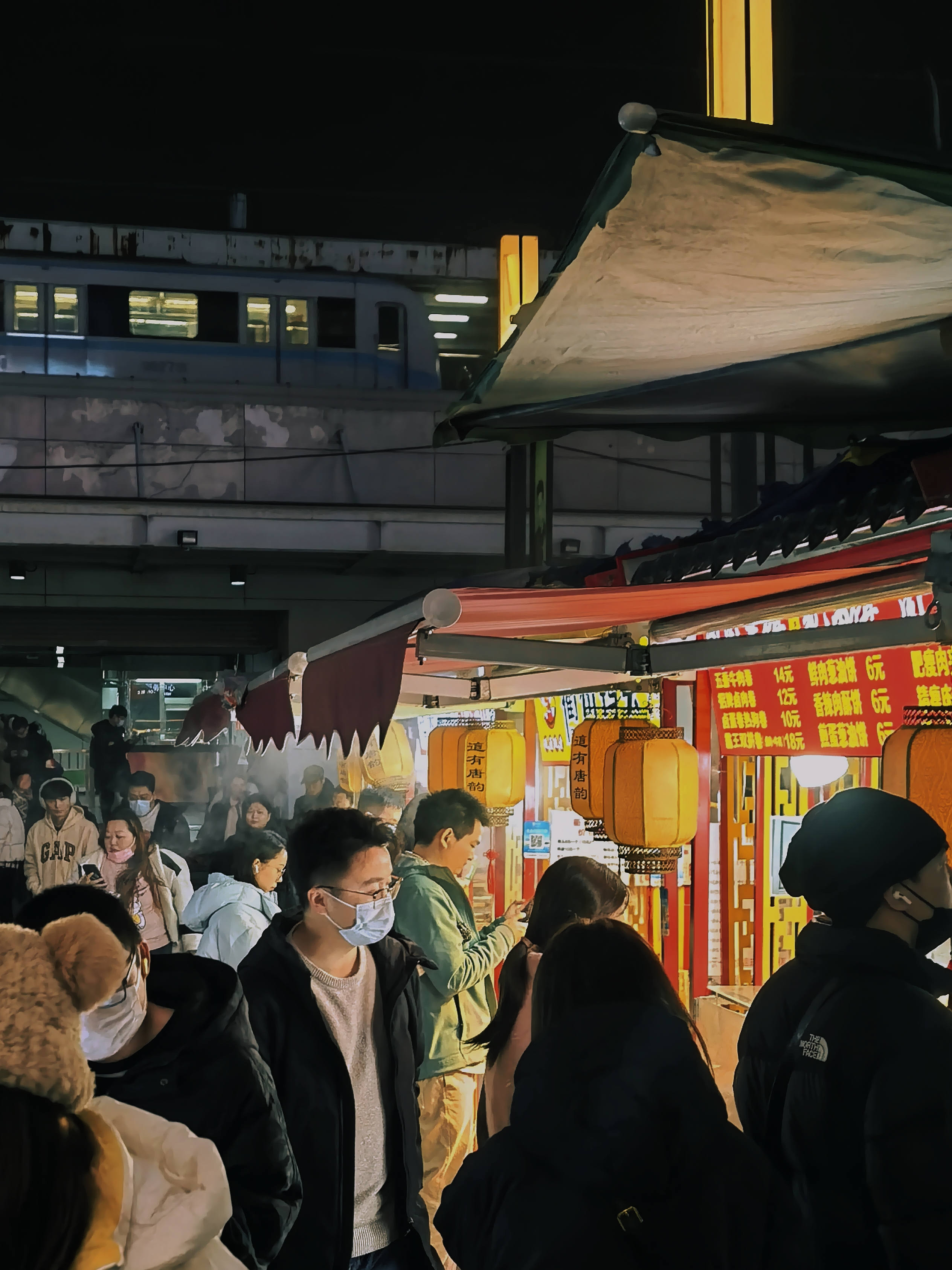 现在摊位上的各种小吃越 北京乐多港夜市上海锦江乐园夜市晚上推