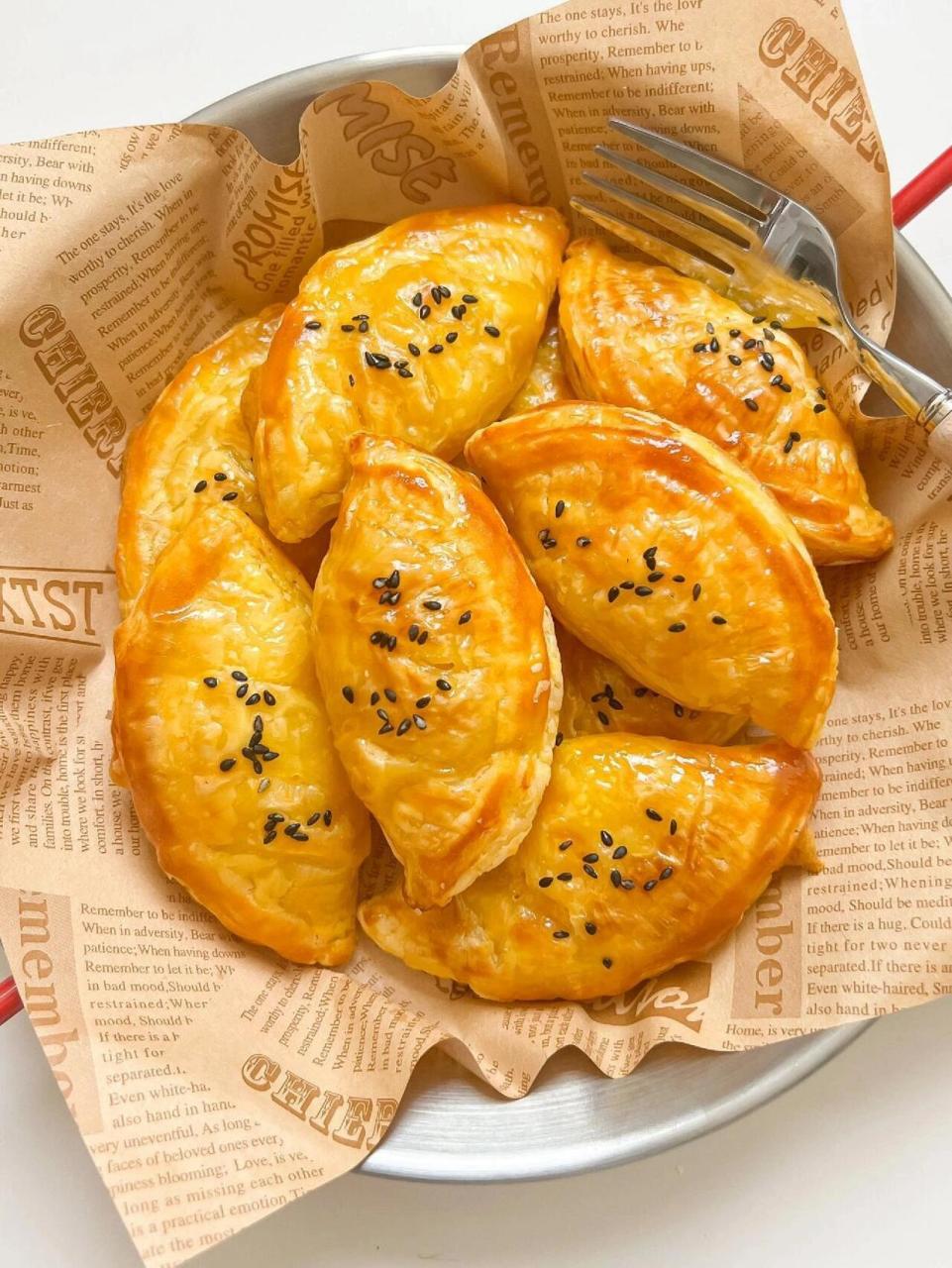 这个时候菠萝甜度刚刚好,菠萝派外皮酥脆,内馅酸甜可口,口感绝绝子