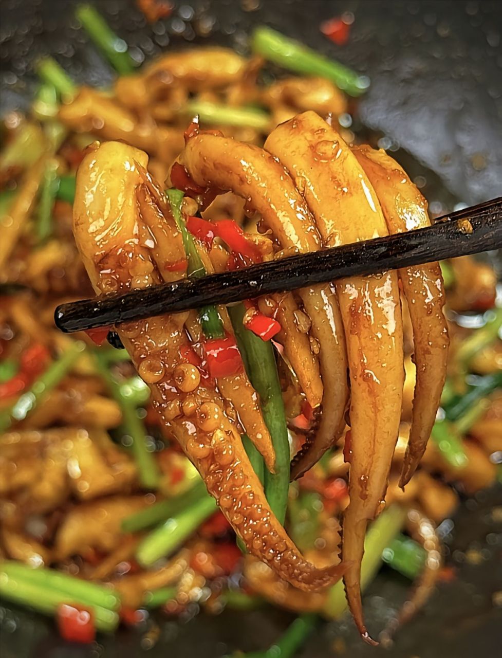 香辣鱿鱼须可是一道美味又受欢迎的海鲜小吃,做法其实也不难哦!