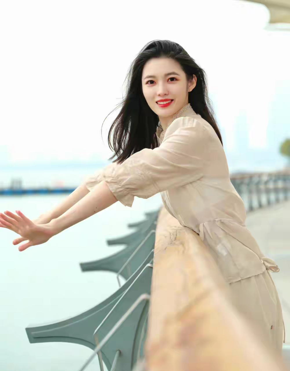 她的举手投足之间,散发出赋有贵族气质的亲和力,那份端庄和矜持并不
