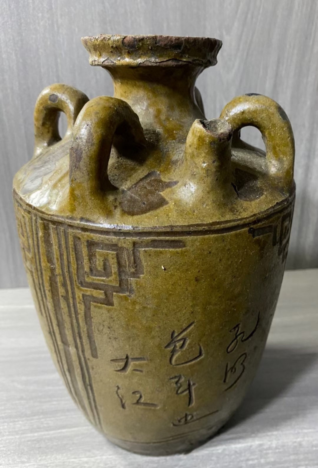 三国时曹操率百万军队南下,孙权大为震惊;时朝上下臣子主战主和争持不