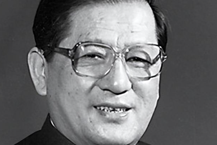 倪志福,1933年生于上海,贫困家庭出身